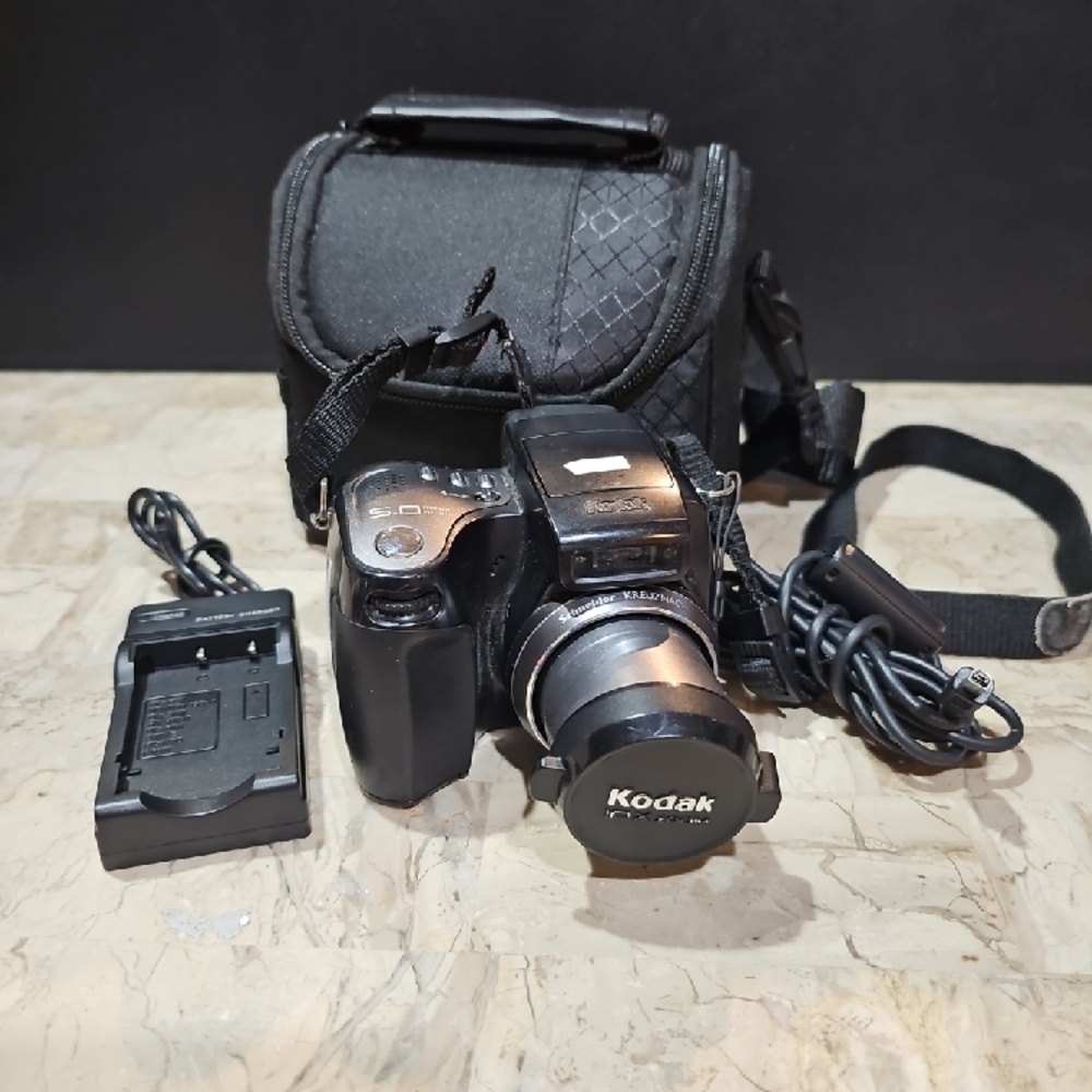 Kodak EasyShare Z7590 5.0MP‎ Digital Camera Bundle w/ Case & Charger - Wo…